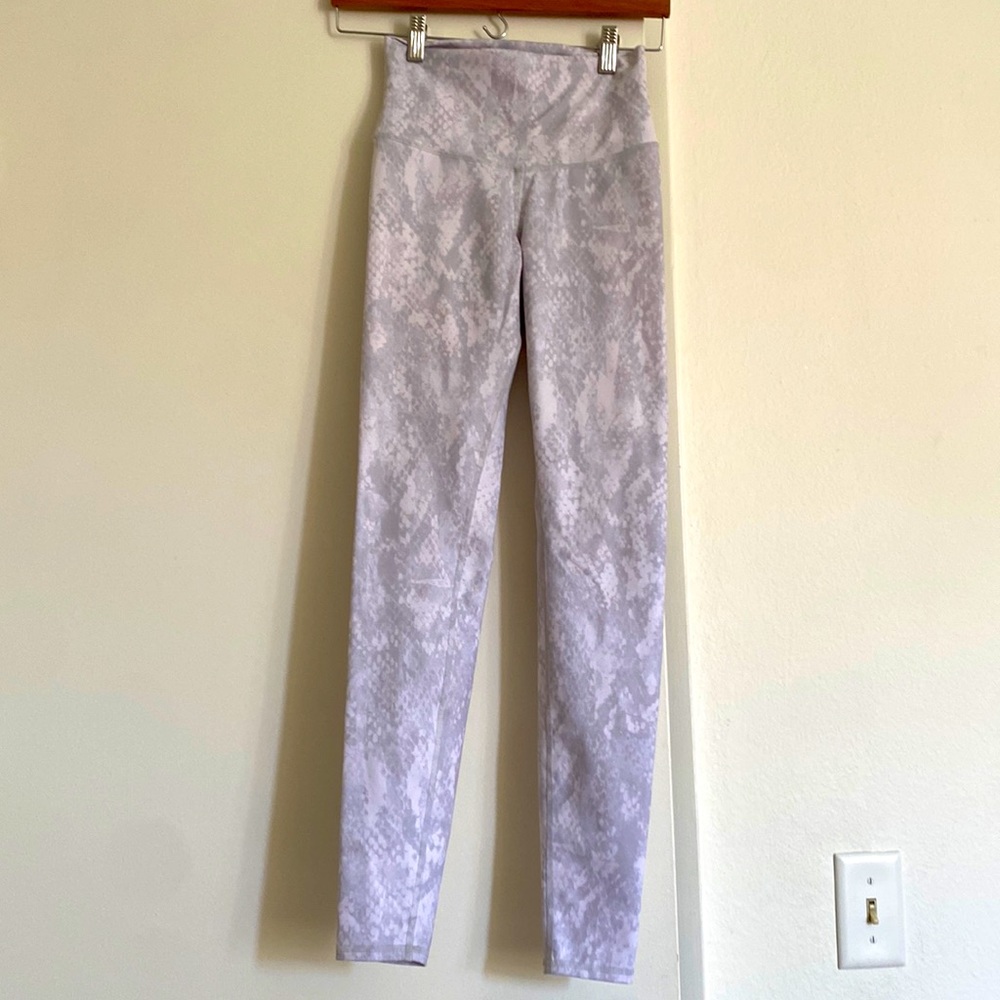 These alo yoga pants are so flattering comfortable and barely worn!